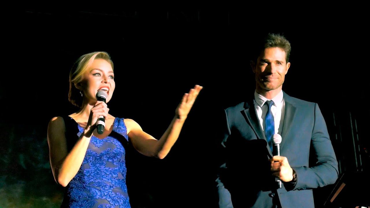 Conductores en el escenario durante la filmación de un evento corporativo