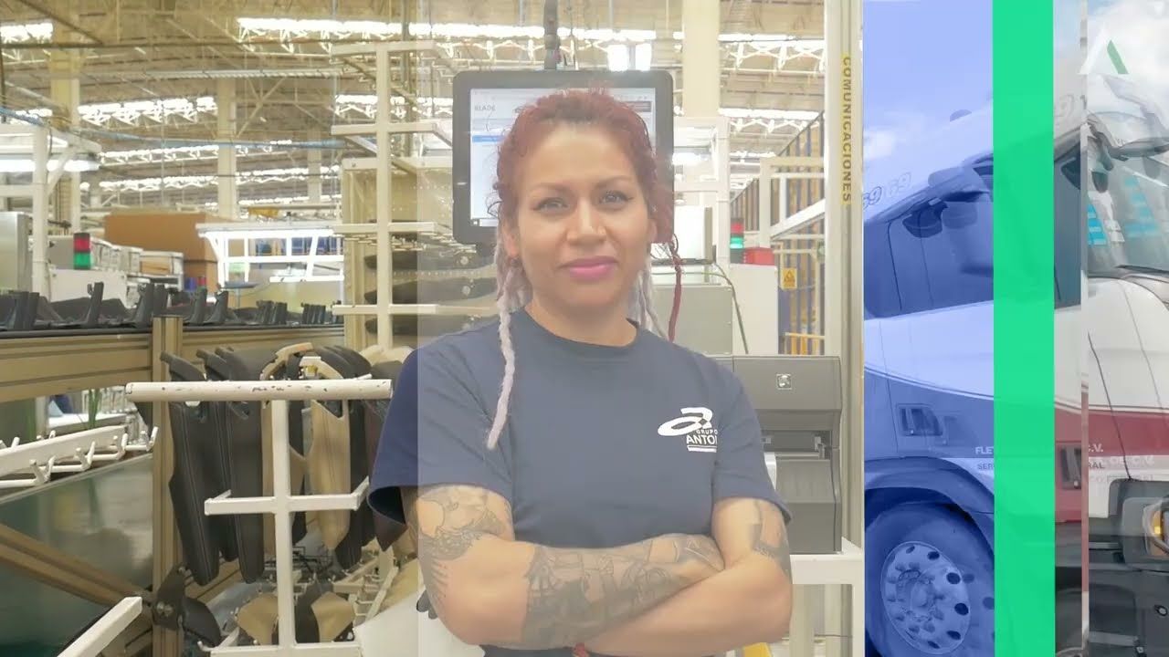 Colaboradora en planta automotriz durante la filmación de un video corporativo