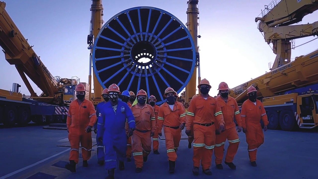 Equipo con EPP frente a una maniobra de carga pesada en Tabasco