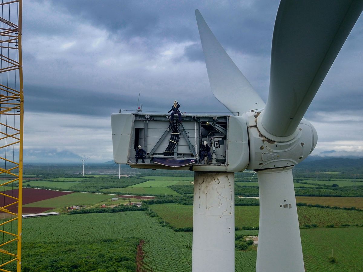 Técnicos en la góndola de un aerogenerador, vista aérea
