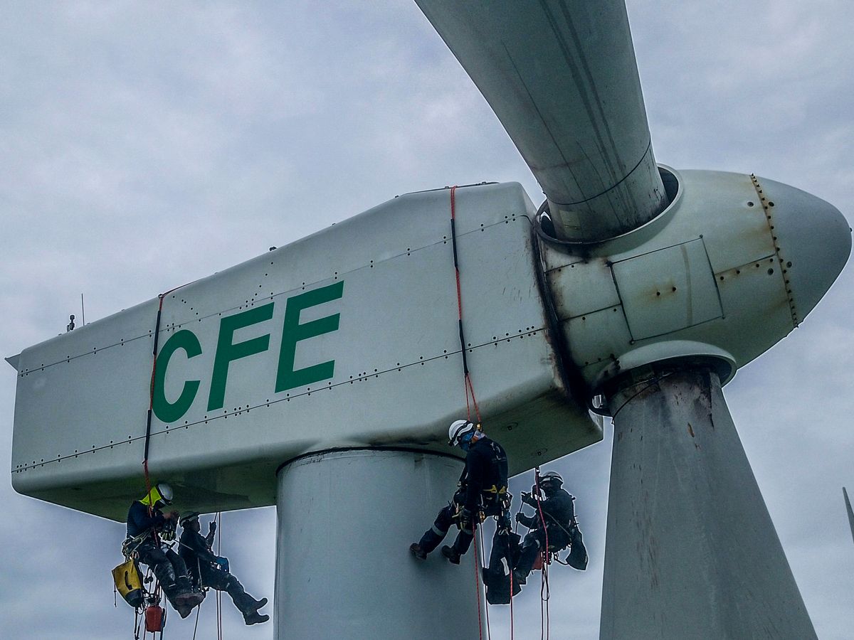 Técnicos trabajando en altura en un aerogenerador