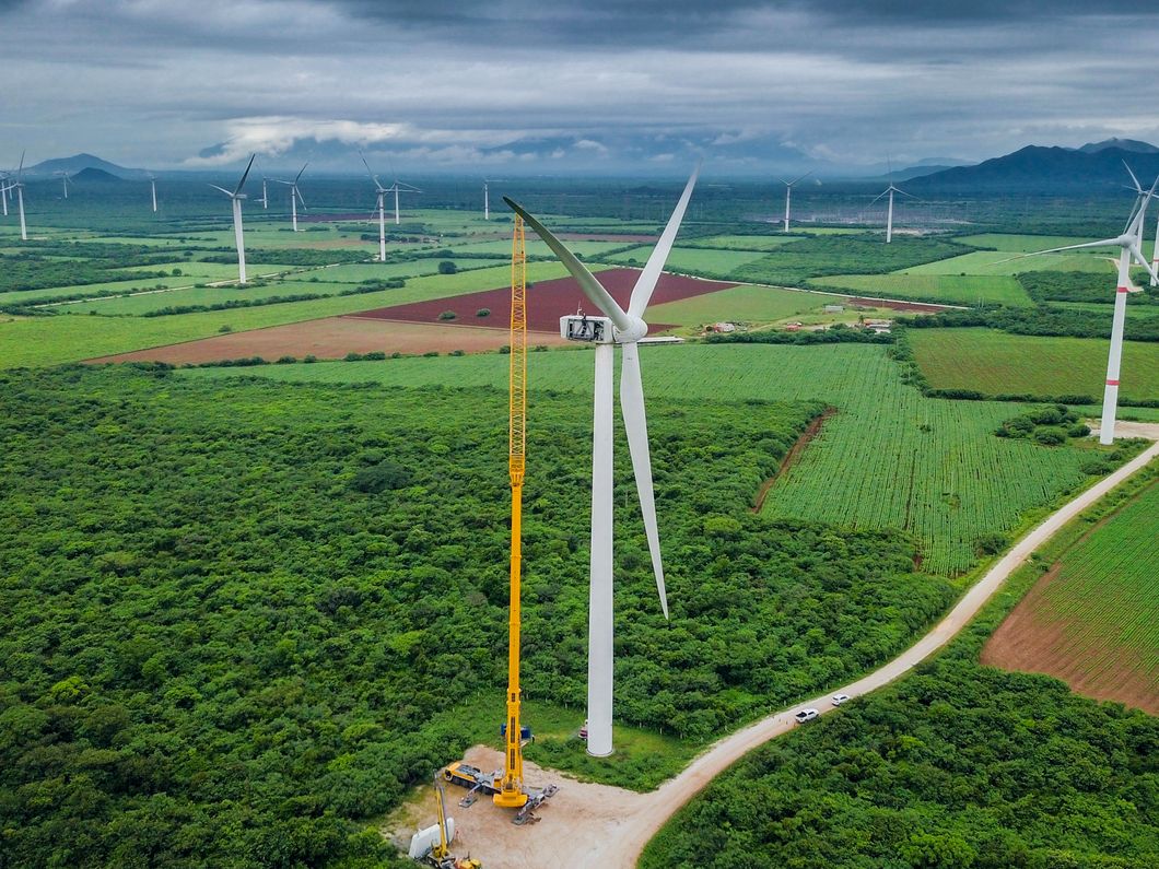 Aerogenerador en mantenimiento, vista aérea