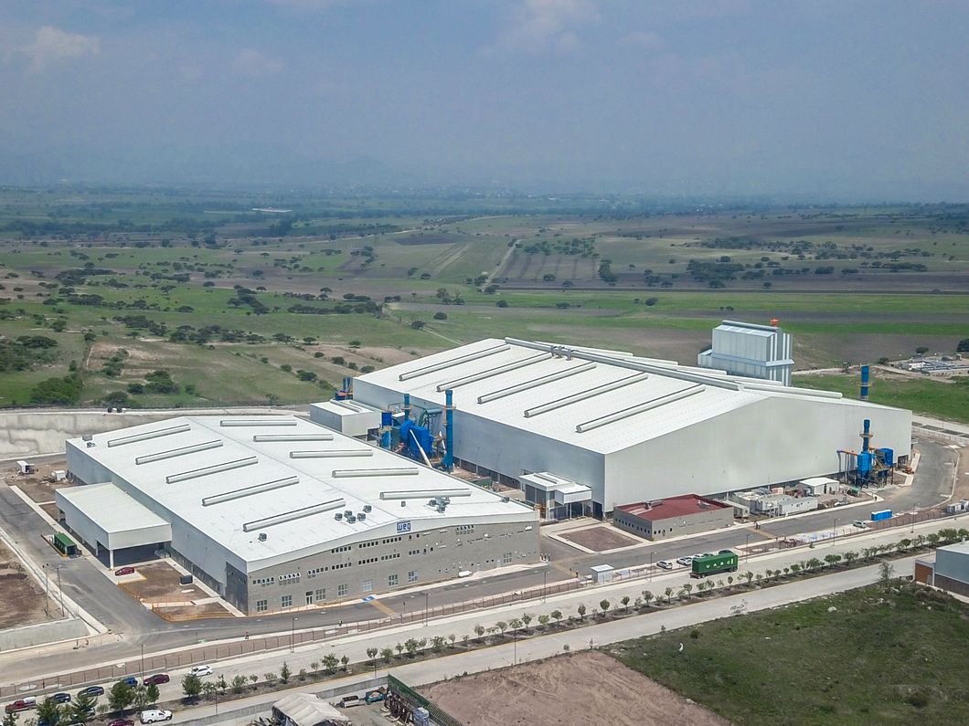 Planta industrial con naves y oficinas, vista aérea
