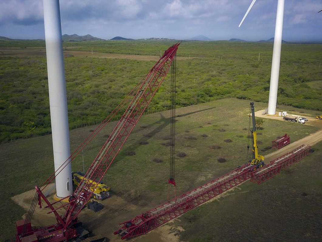 Grúa de gran altura junto a aerogeneradores en Juchitán, vista aérea