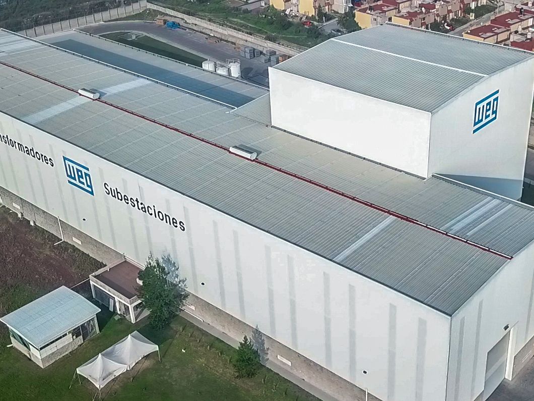 Vista aérea de una planta de transformadores y subestaciones