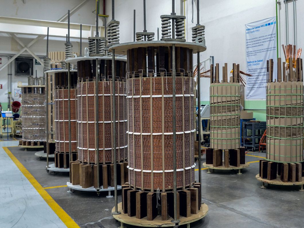 Bobinas de transformadores en una planta de manufactura