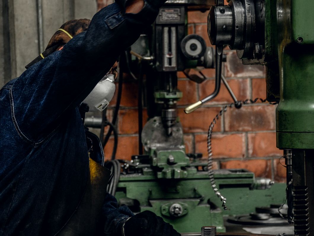 Operador trabajando en un torno dentro de un taller industrial