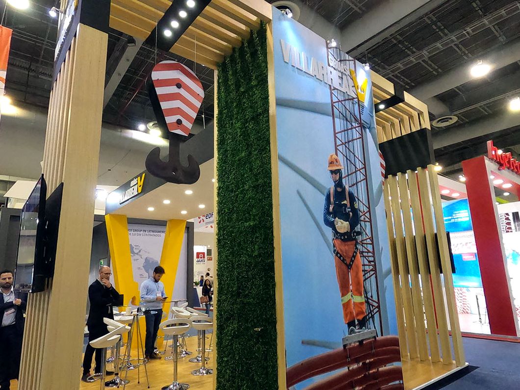 Stand de una empresa en una exposición industrial